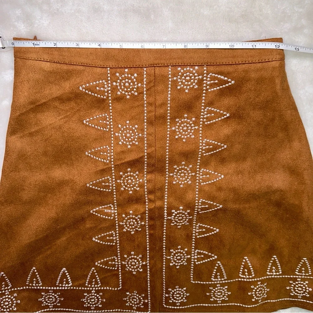 Evie Embroidered Faux Suede Brown Mini Skirt Size Small - Picture 3 of 6